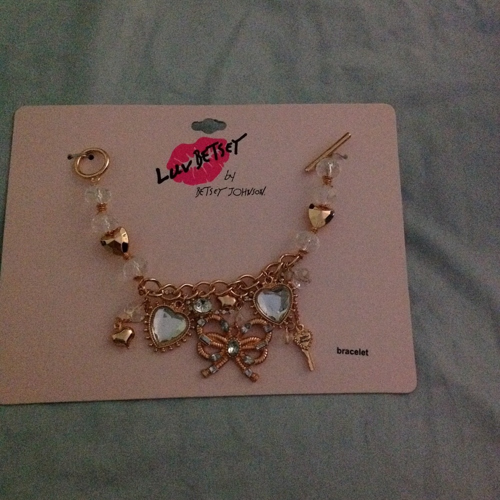 BRAND NEW Betsey Johnson hearts & charms bracelet - Picture 3 of 6
